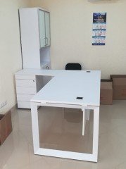 Белый угловой стол для офиса с тумбой