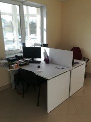 Офисные столы с перегородкой